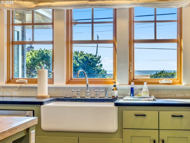 597 N MARION Ave, Gearhart, OR 97138