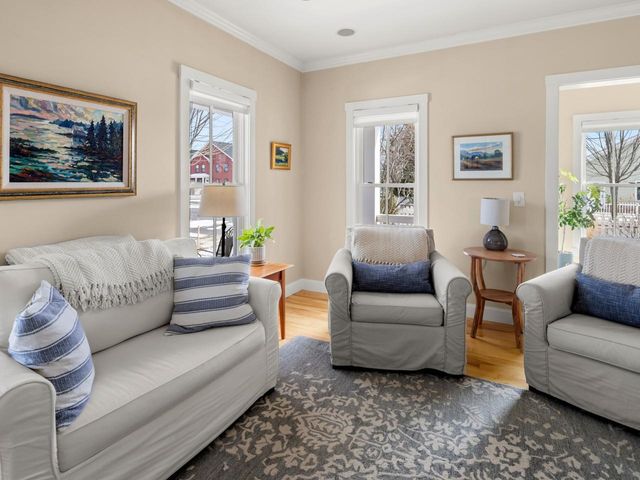 32 Dewey Place, South Burlington, VT 05403