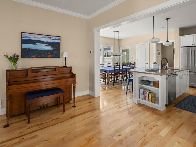 32 Dewey Place, South Burlington, VT 05403