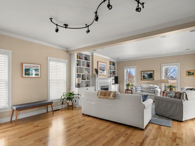 32 Dewey Place, South Burlington, VT 05403