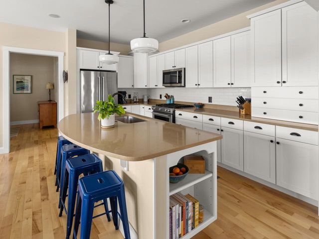 32 Dewey Place, South Burlington, VT 05403