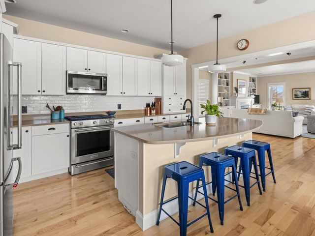 32 Dewey Place, South Burlington, VT 05403