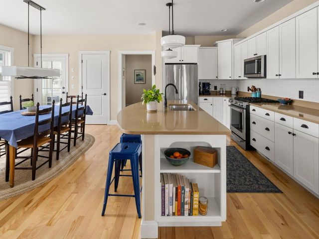 32 Dewey Place, South Burlington, VT 05403