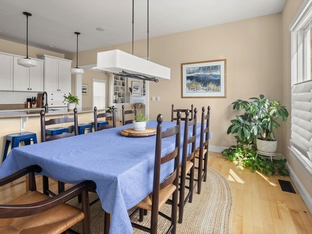 32 Dewey Place, South Burlington, VT 05403