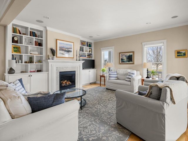 32 Dewey Place, South Burlington, VT 05403