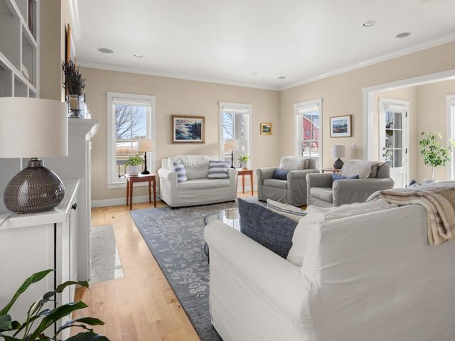 32 Dewey Place, South Burlington, VT 05403