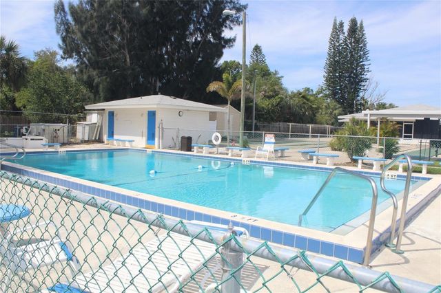 12400 PARK BOULEVARD 521, Seminole, FL 33772