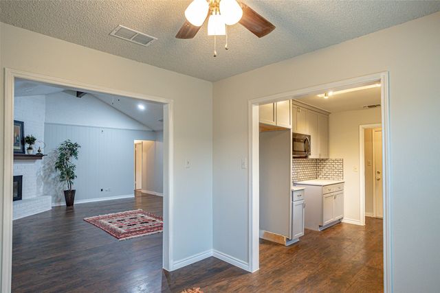 2302 Westpark Way Circle, Euless, TX 76040