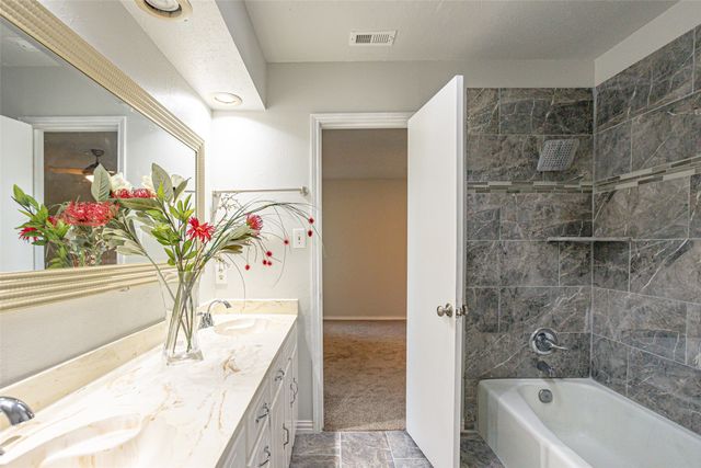 2302 Westpark Way Circle, Euless, TX 76040