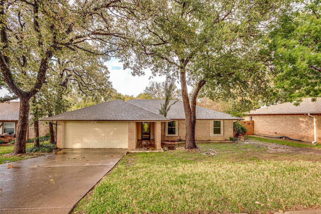 2302 Westpark Way Circle, Euless, TX 76040