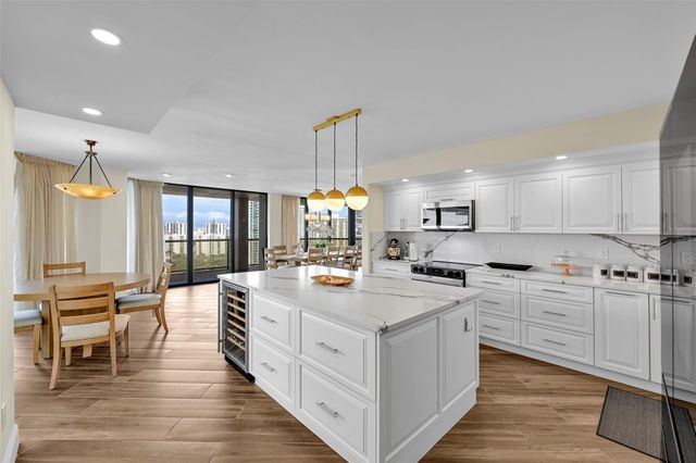 19667 Turnberry Way 20gr, Miami, FL 33180