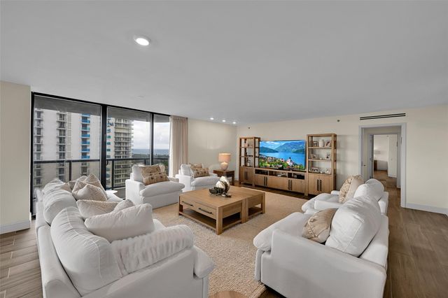 19667 Turnberry Way 20gr, Miami, FL 33180