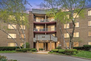 945 E Kenilworth Avenue 423, Palatine, IL 60074