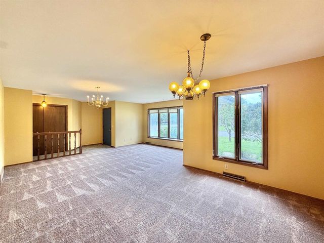 928 Columbia Drive, Janesville, WI 53546