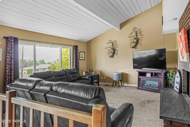 S 209 39th Ave, Yakima, WA 98902