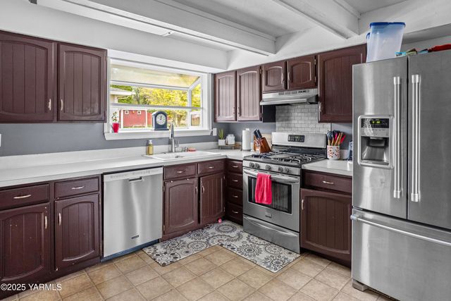 S 209 39th Ave, Yakima, WA 98902