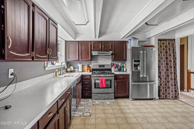 S 209 39th Ave, Yakima, WA 98902