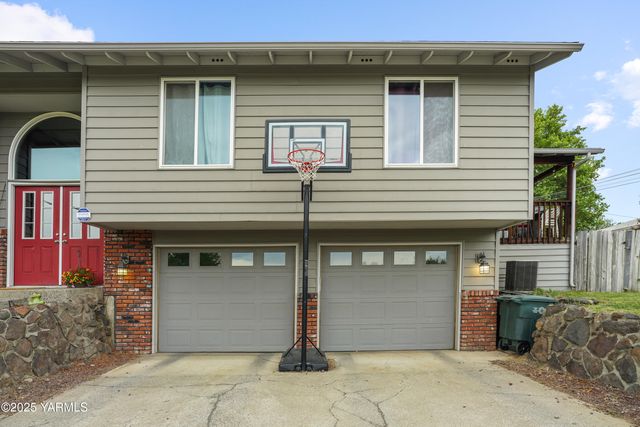 S 209 39th Ave, Yakima, WA 98902
