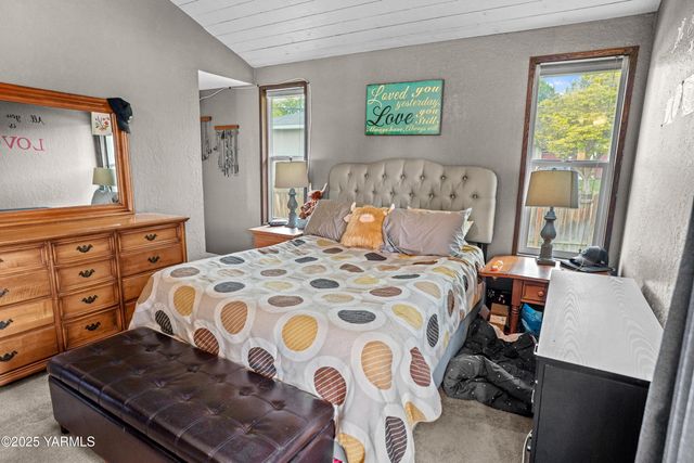 S 209 39th Ave, Yakima, WA 98902