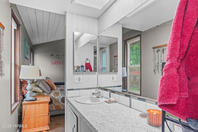 S 209 39th Ave, Yakima, WA 98902