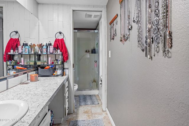 S 209 39th Ave, Yakima, WA 98902