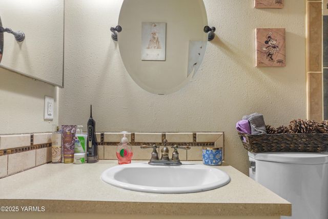 S 209 39th Ave, Yakima, WA 98902