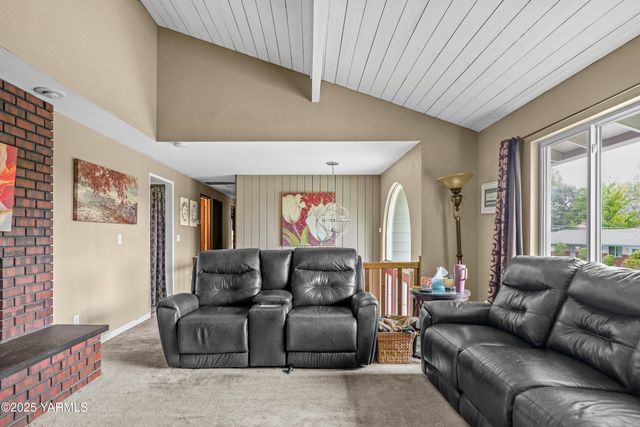 S 209 39th Ave, Yakima, WA 98902