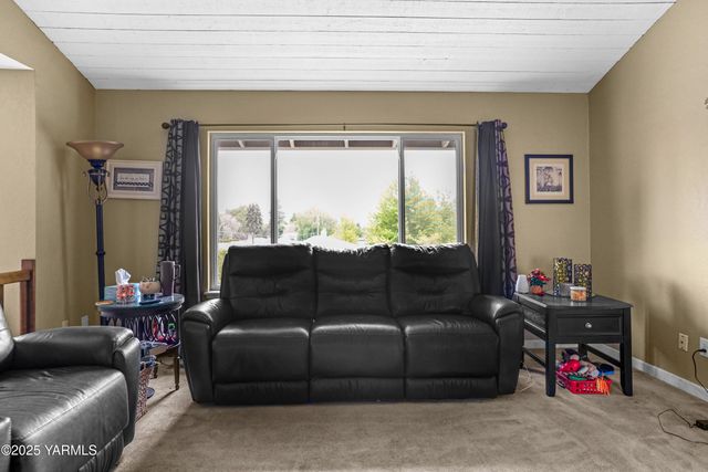 S 209 39th Ave, Yakima, WA 98902