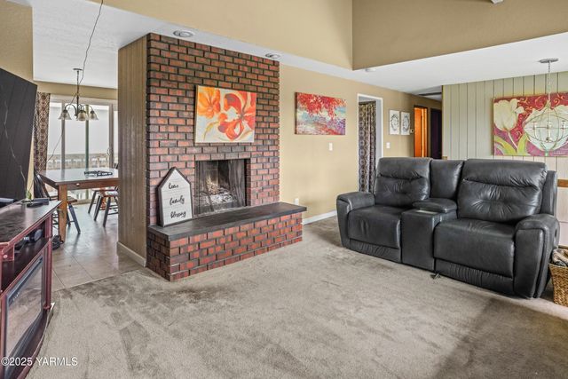 S 209 39th Ave, Yakima, WA 98902