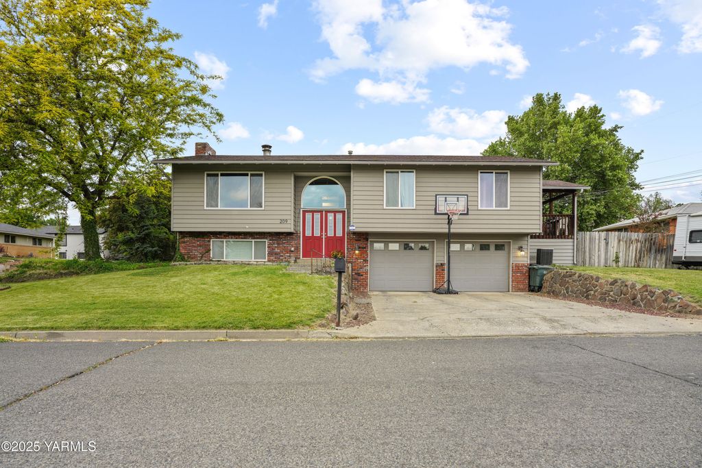 S 209 39th Ave, Yakima, WA 98902