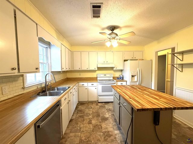 102 Ridge Circle North, Perry, GA 31069