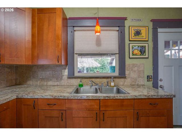 933 Ne 3RD Ave, Camas, WA 98607