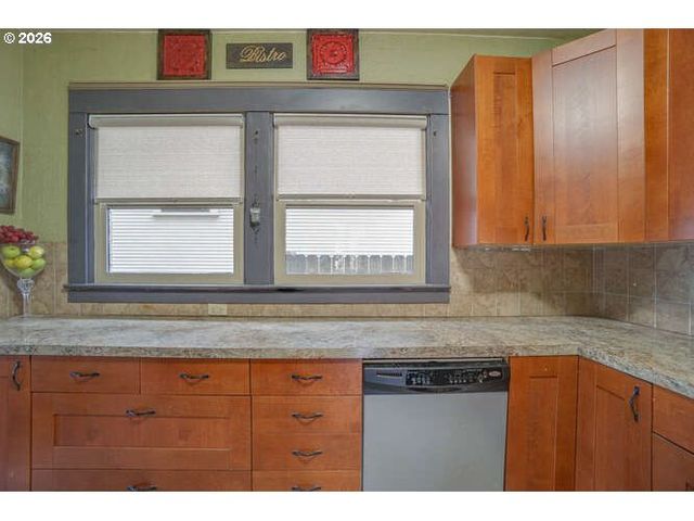 933 Ne 3RD Ave, Camas, WA 98607