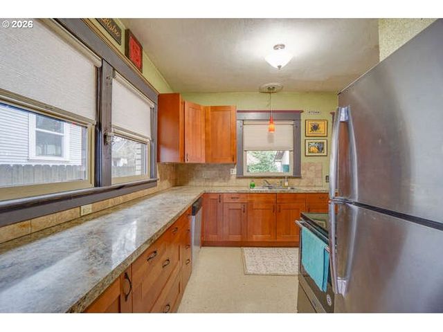 933 Ne 3RD Ave, Camas, WA 98607