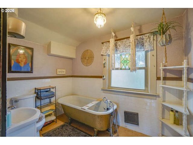 933 Ne 3RD Ave, Camas, WA 98607