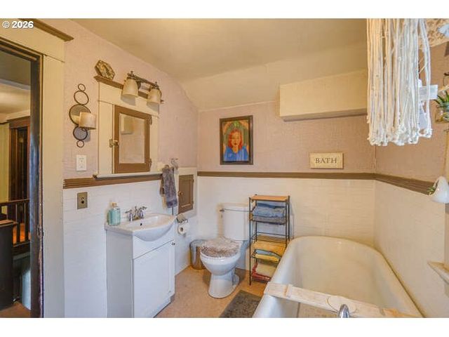 933 Ne 3RD Ave, Camas, WA 98607