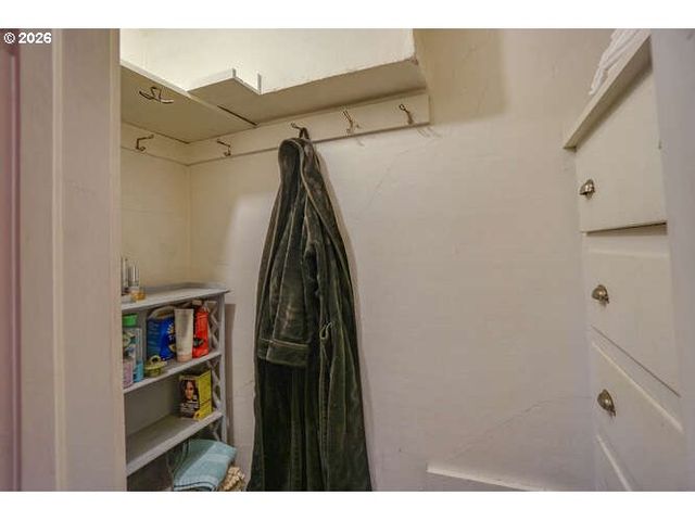 933 Ne 3RD Ave, Camas, WA 98607