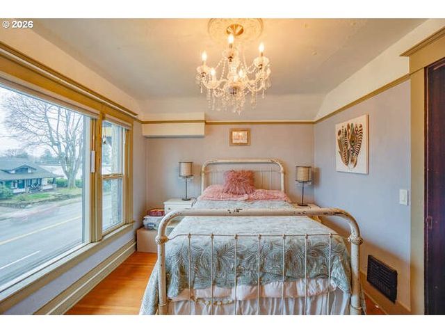 933 Ne 3RD Ave, Camas, WA 98607