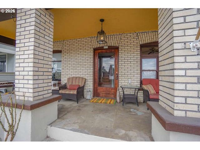 933 Ne 3RD Ave, Camas, WA 98607