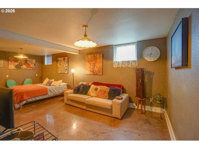 933 Ne 3RD Ave, Camas, WA 98607