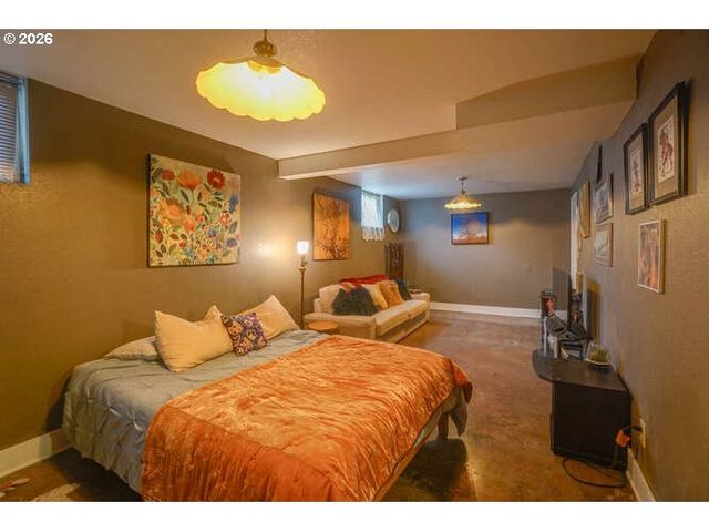 933 Ne 3RD Ave, Camas, WA 98607