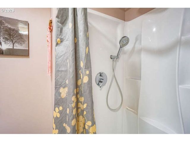 933 Ne 3RD Ave, Camas, WA 98607