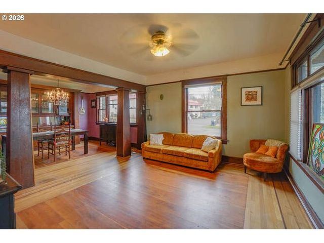 933 Ne 3RD Ave, Camas, WA 98607