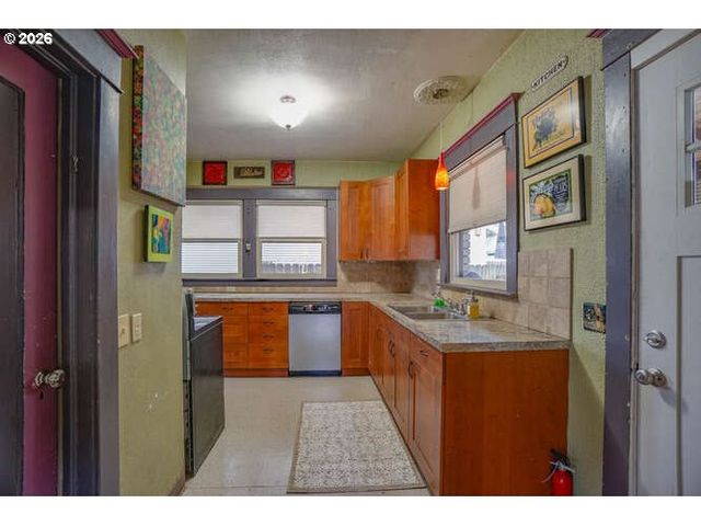 933 Ne 3RD Ave, Camas, WA 98607