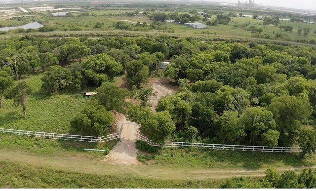 2225 Johnson Drive, Oyster Creek, TX 77541