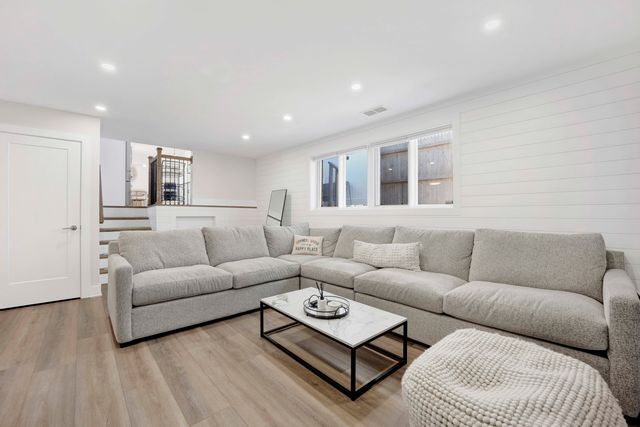 5731 Doe Circle, Westmont, IL 60559