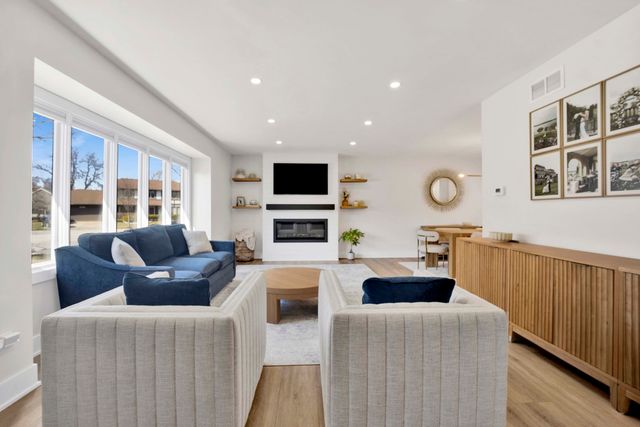 5731 Doe Circle, Westmont, IL 60559