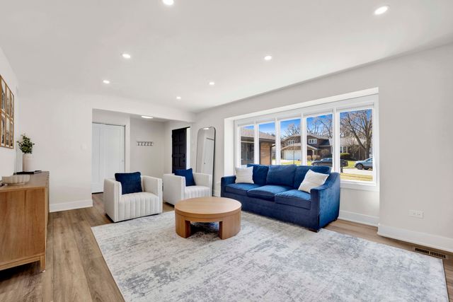 5731 Doe Circle, Westmont, IL 60559