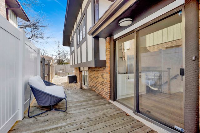 5731 Doe Circle, Westmont, IL 60559