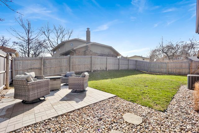 5731 Doe Circle, Westmont, IL 60559